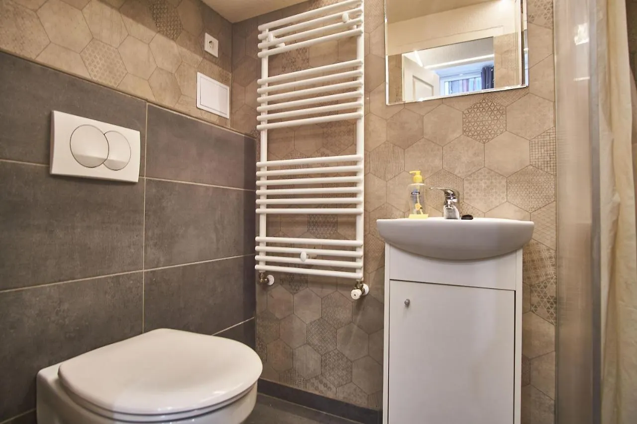 Km33 Apartments - Budapest - Hostaid 0*,